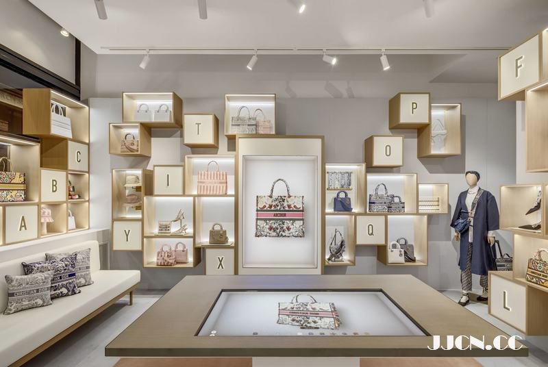 迪奥（dior）最新纽约SoHo区快闪店设计，堆叠木箱增加可视化